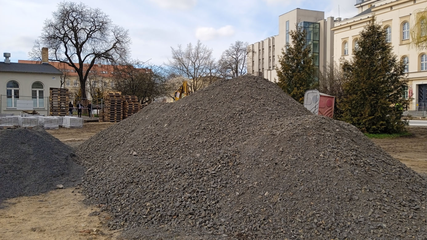 Modernizacja placu Słowiańskiego w Zielonej Górze. Jak przebiegają prace?