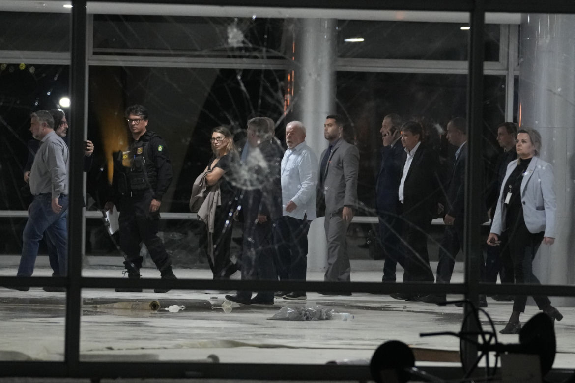 Brazylia. Szturmujący pozostawili po sobie pobojowisko. Minister pokazał biuro. "Zbrodnia"