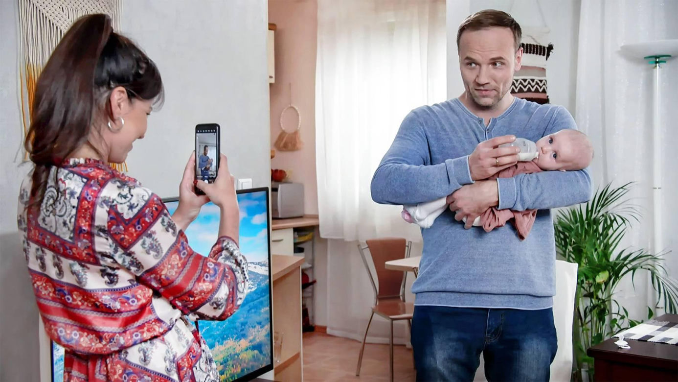 	Pierwsza miłość odc. 4031. Janek (Maciej Mikołajczyk), Lilka (Sylwia Sokołowska), ich córka Pola