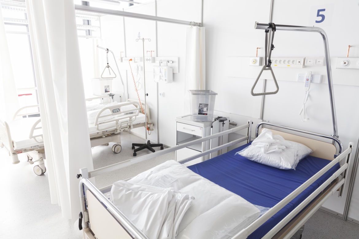 Szpital tymczasowy we Wrocławiu zaczyna przyjmować pierwszych pacjentów