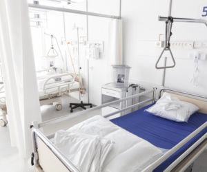 Szpital tymczasowy we Wrocławiu zaczyna przyjmować pierwszych pacjentów
