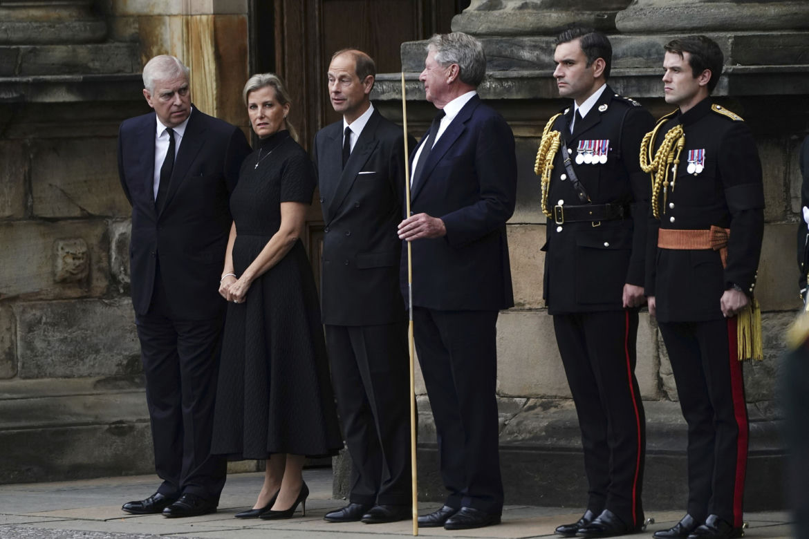 Trumna z ciałem królowej Elżbiety II dotarła do Edynburga