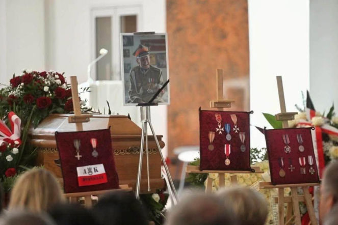 Pogrzeb ppłk. Tadeusza Lutaka w Strzyżowie. Najstarszy czołgista w Polsce miał 109 lat