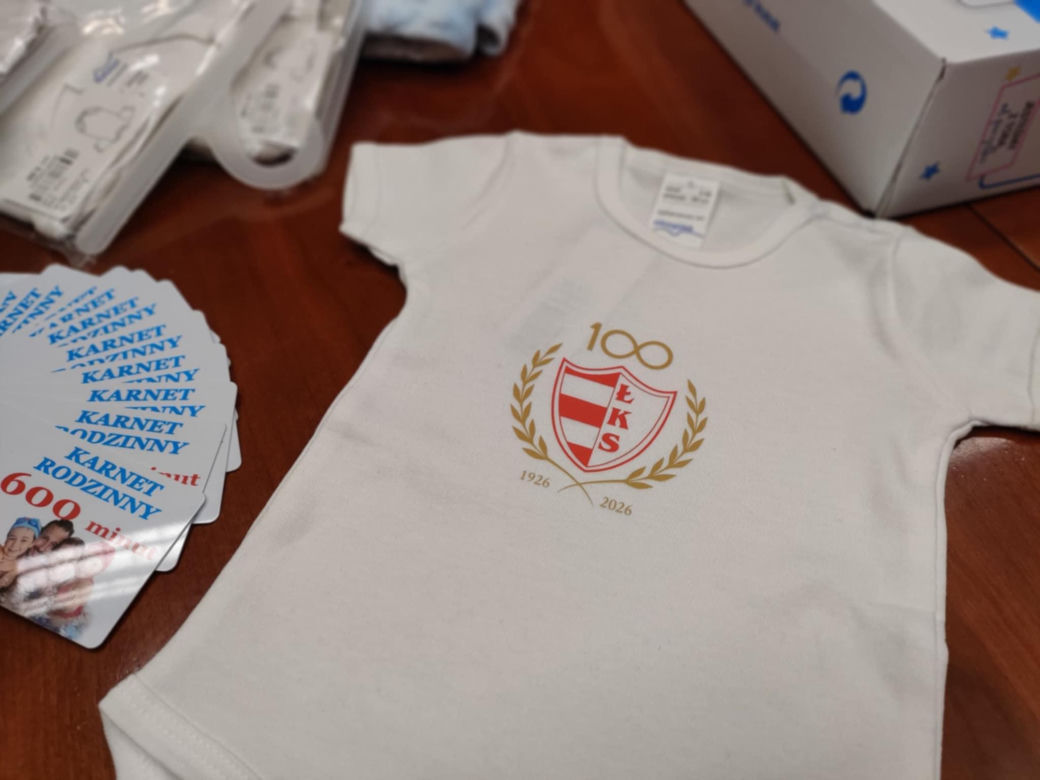 Nowość w łomżyńskiej wyprawce dla noworodków. Dzieci dostaną body z logo ŁKS-u
