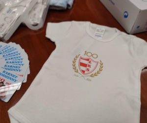 Nowość w łomżyńskiej wyprawce dla noworodków. Dzieci dostaną body z logo ŁKS-u