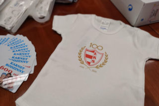 Nowość w łomżyńskiej wyprawce dla noworodków. Dzieci dostaną body z logo ŁKS-u