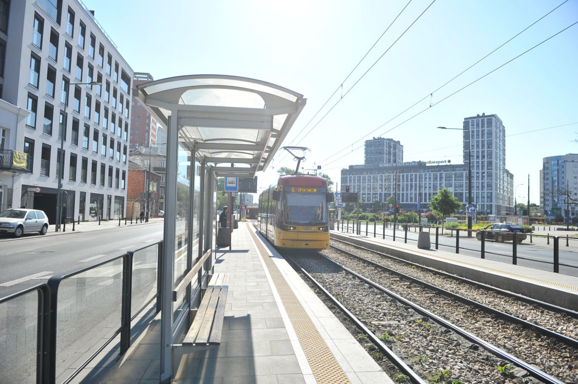 Pasażerowie gniotą się w "szóstce". Skandaliczne warunki w tramwajach na Pradze