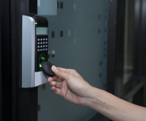 Jakie systemy kontroli dostępu stosuje się w budynkach? 