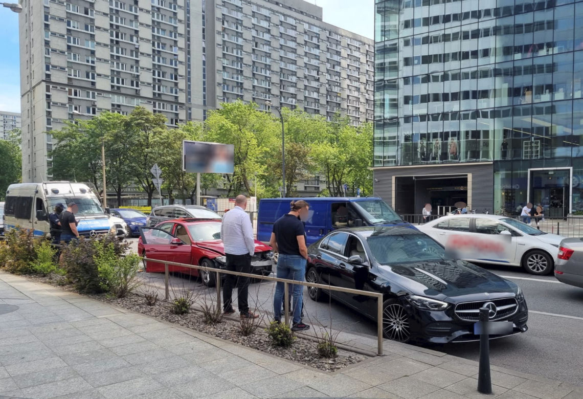 Kierowca BMW w szale ranił dwóch policjantów. Sensacyjny pościg w centrum miasta
