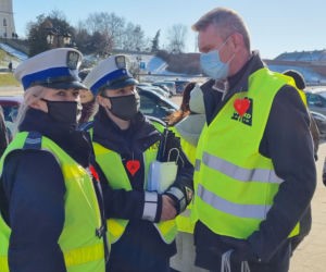 W walentynki policja przypomina, że kochać musimy się też na drodze