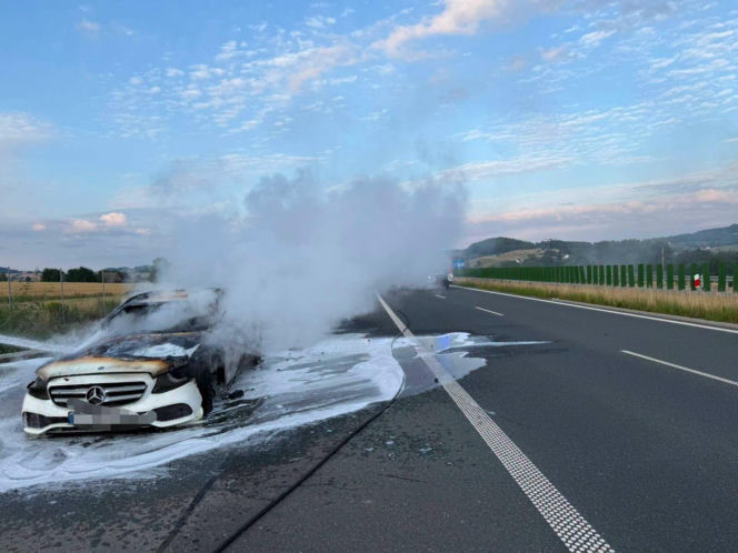 Pożar samochodu na S3! Droga w kierunku granicy zablokowana. Są utrudnienia
