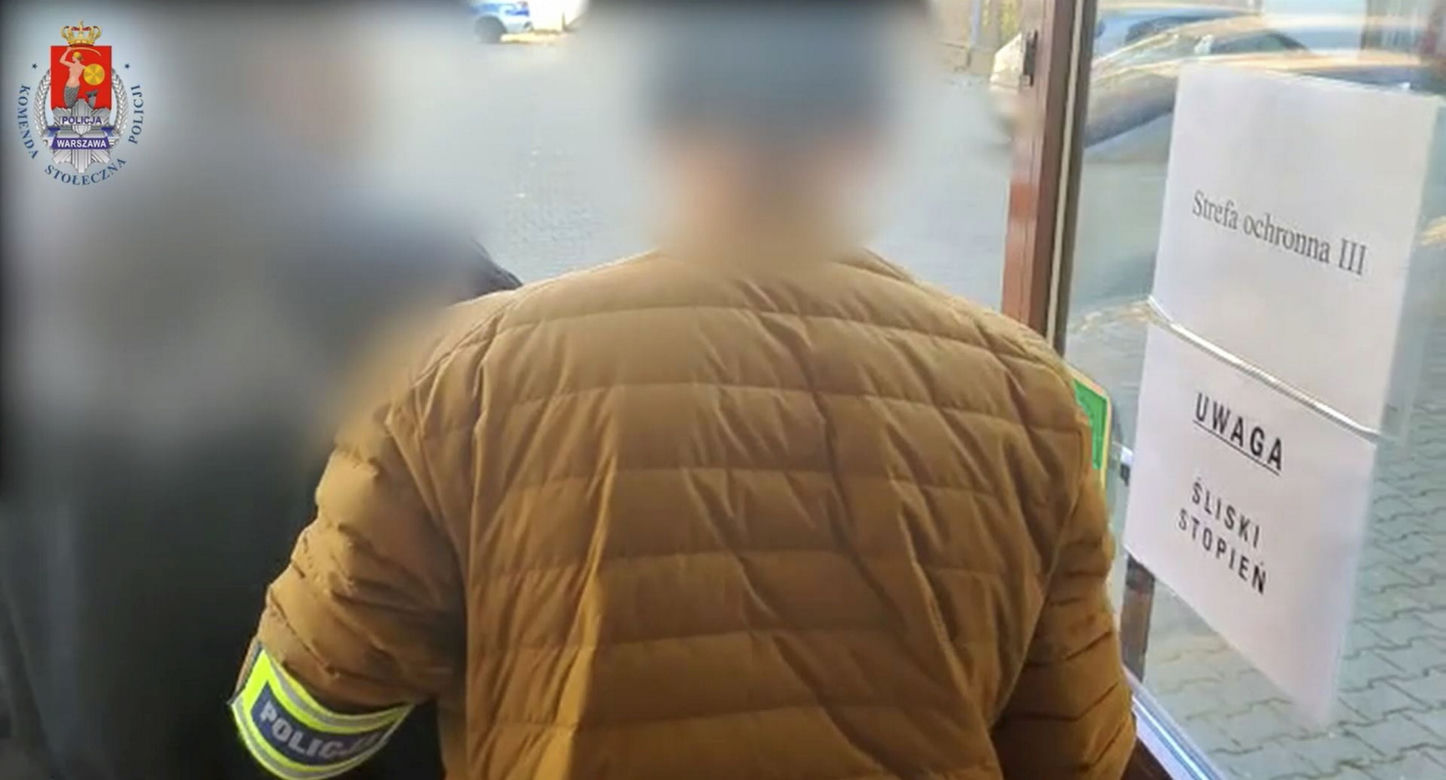  Pościg w centrum Warszawy. 26-latek wjechał w policjanta i wiózł go na masce. Funkcjonariusz ranny, zatrzymany miał narkotyki