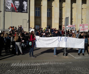 Uczniowie protestują przed kuratorium