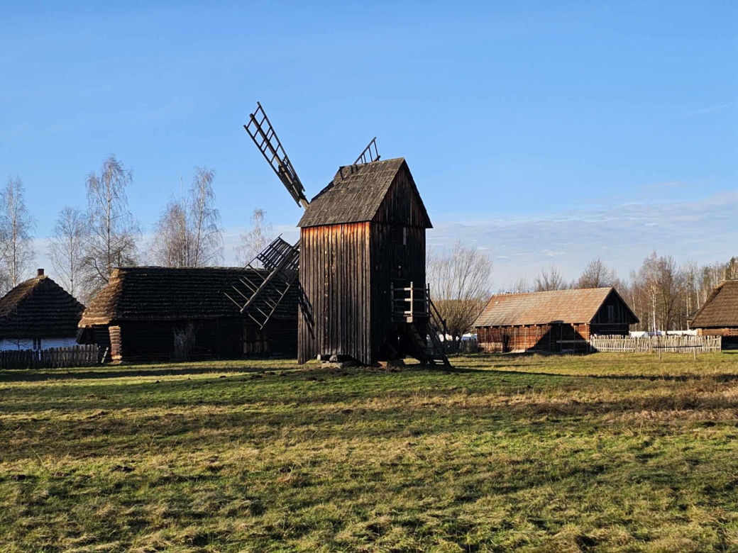 Adamczycha z serialu 1670 znajduje się w Kolbuszowej