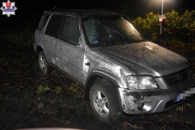 43-latek zginął po dachowaniu auta na polu. Tragiczny wypadek na Lubelszczyźnie