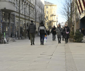 Deptak w centrum Warszawy za miliony w ruinie? Urzędnicy uspokajają, a internauci grzmią!