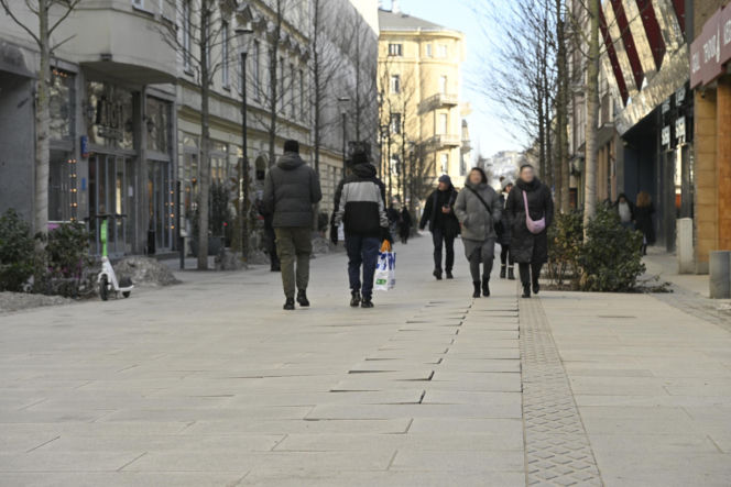 Deptak w centrum Warszawy za miliony w ruinie? Urzędnicy uspokajają, a internauci grzmią!