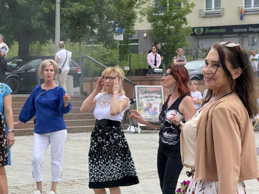 Starachowickie potańcówki na Rynku. Międzypokoleniowa zabawa pełna radości! Zobacz niezapomniane zdjęcia