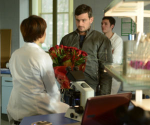 Komisarz Alex 5 sezon odcinek 60 (odc. 8). Michał Orlicz (Antoni Pawlicki), Kinga Iskierka (Magdalena Turczeniewicz)