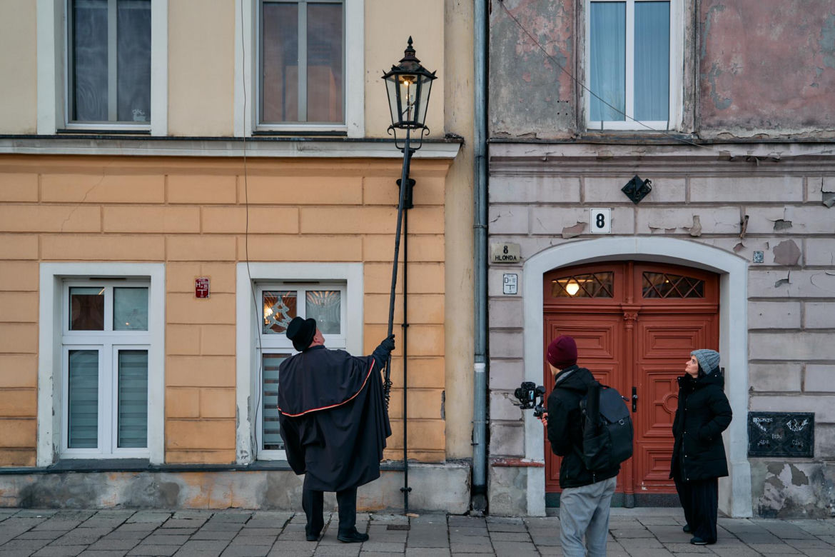 Wrocławski latarnik zapala 99 lamp gazowych