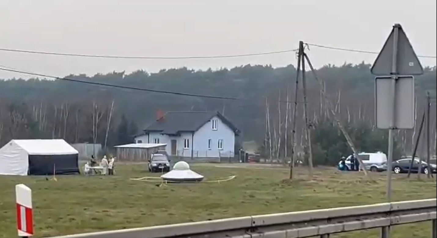 UFO wylądowało na DK 25 pod Bydgoszczą! Ludzie wezwali policję