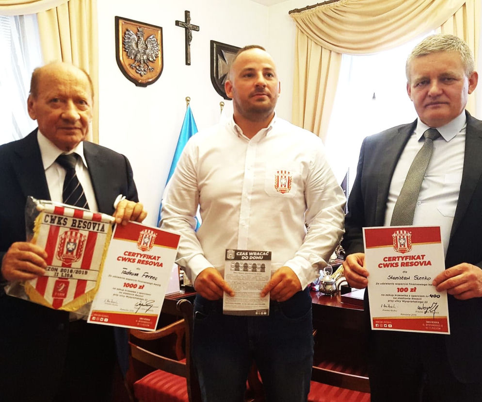 Resovia Rzeszów - akcja #CzasWracaćDoDomu - Prezydent Tadeusz Ferenc, Piotr Krzanicki, Wiceprezydent Stanisław Sieńko