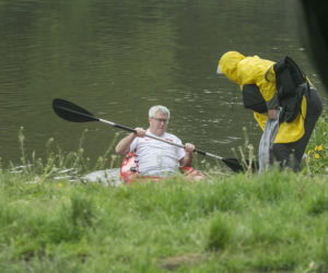 Ryszard Czarnecki spływa kajakiem rzeką Wkrą