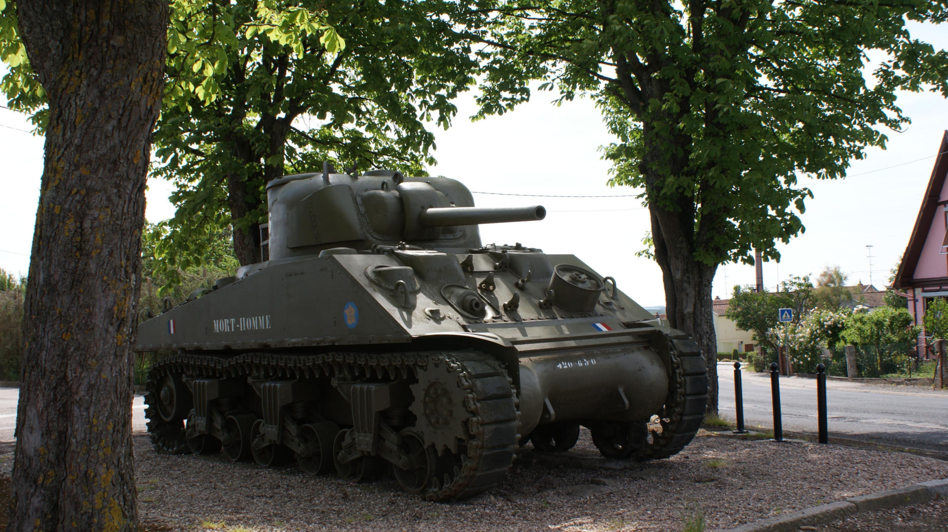 Czołg Sherman "Valois" zdewastowany. Historyczny symbol walki o wolność Francji pomalowany na różowo