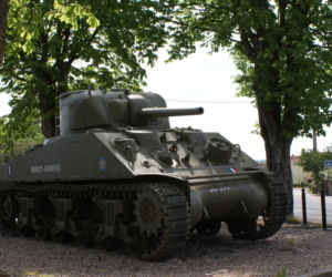 Czołg Sherman Valois zdewastowany. Historyczny symbol walki o wolność Francji pomalowany na różowo
