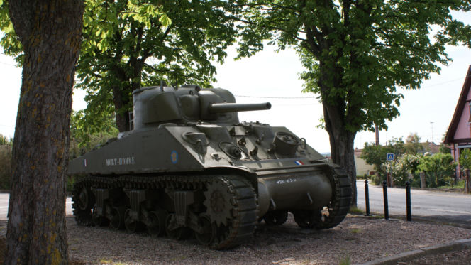 Czołg Sherman "Valois" zdewastowany. Historyczny symbol walki o wolność Francji pomalowany na różowo