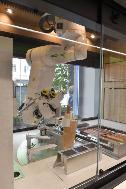  Warszawa miastem robotów. Parzą kawę, przynoszą paczki, dostarczają pizzę i śpiewają Sto lat