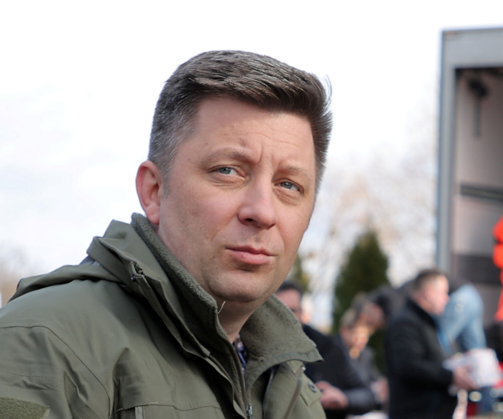 Michał Dworczyk w zielonej kurtce terenowej. O jego komentarzu ws. bazy USA w Polsce przeczytasz na SE Polityka.