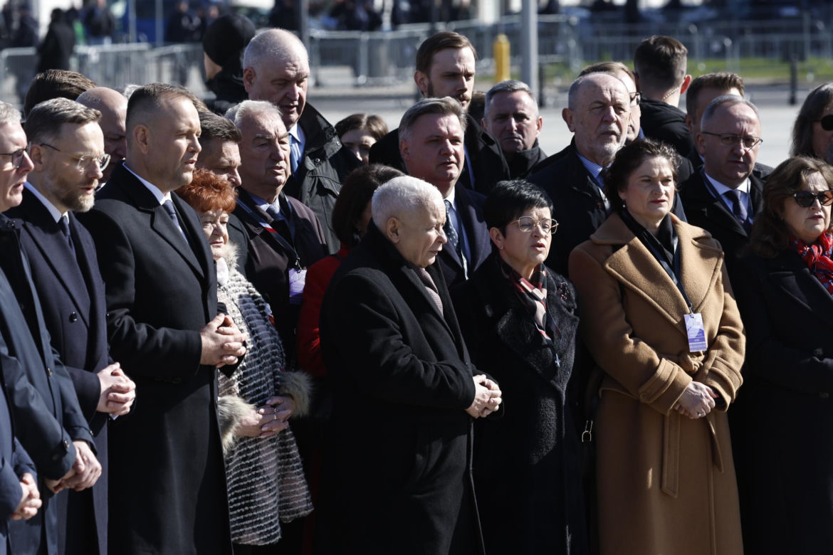 Rocznica katastrofy smoleńskiej. Prezydent Nawrocki uczcił pamięć zmarłych