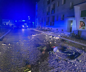 Pijany 19-latek wjechał w blok mieszkalny