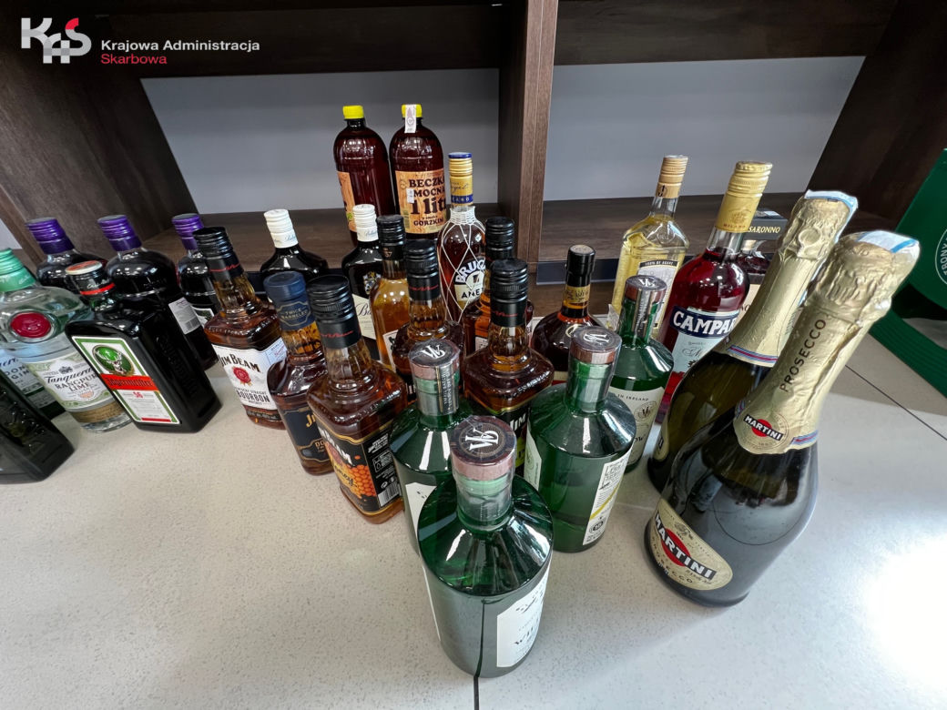 Nielegalny alkohol w delikatesach w Nowogardzie