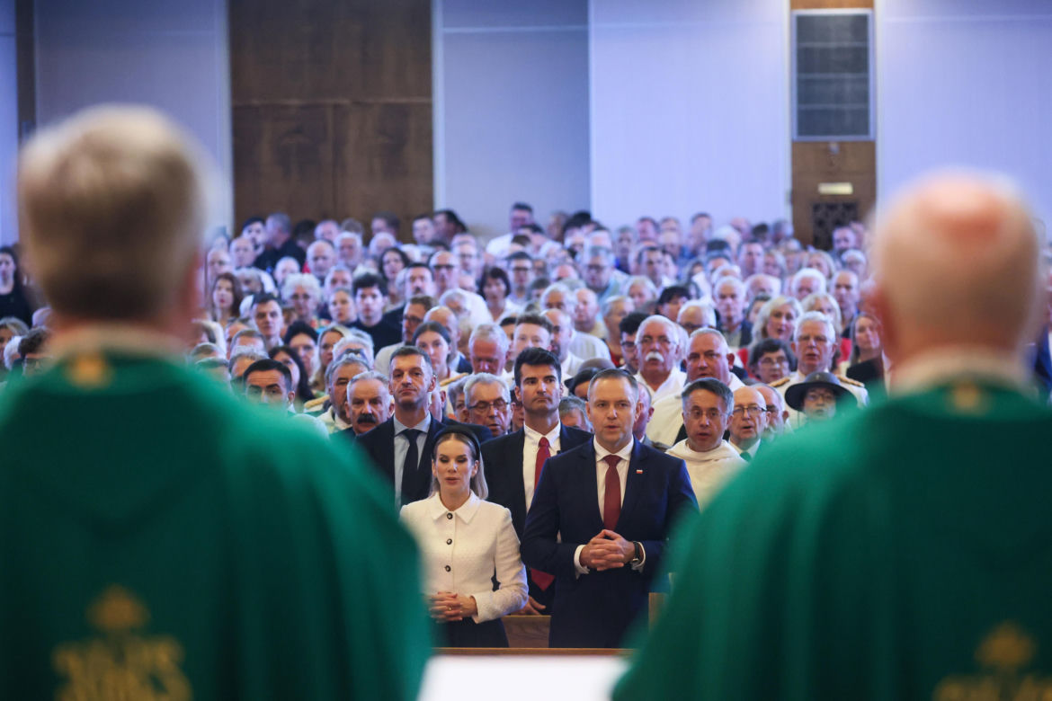 Fałszywy ksiądz zakłócił mszę z udziałem prezydenta Nawrockiego