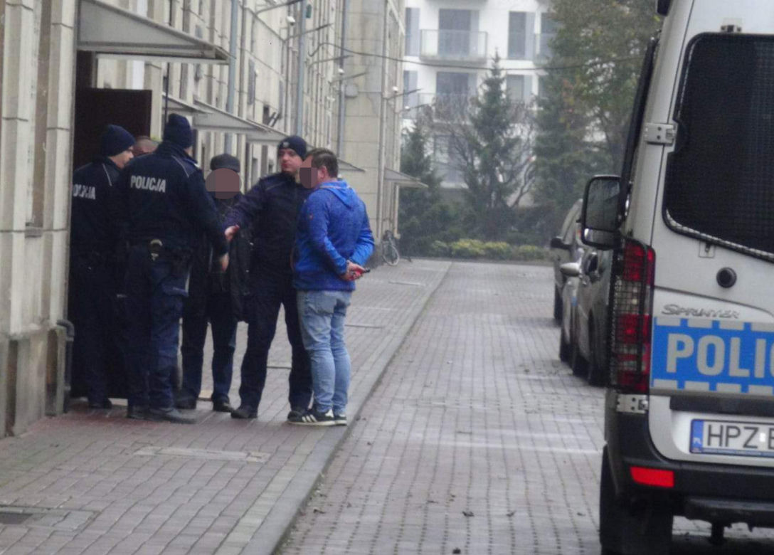 Ewakuacja w kamienicy na Pradze-Północ. Pod posadzką były pociski artyleryjskie!