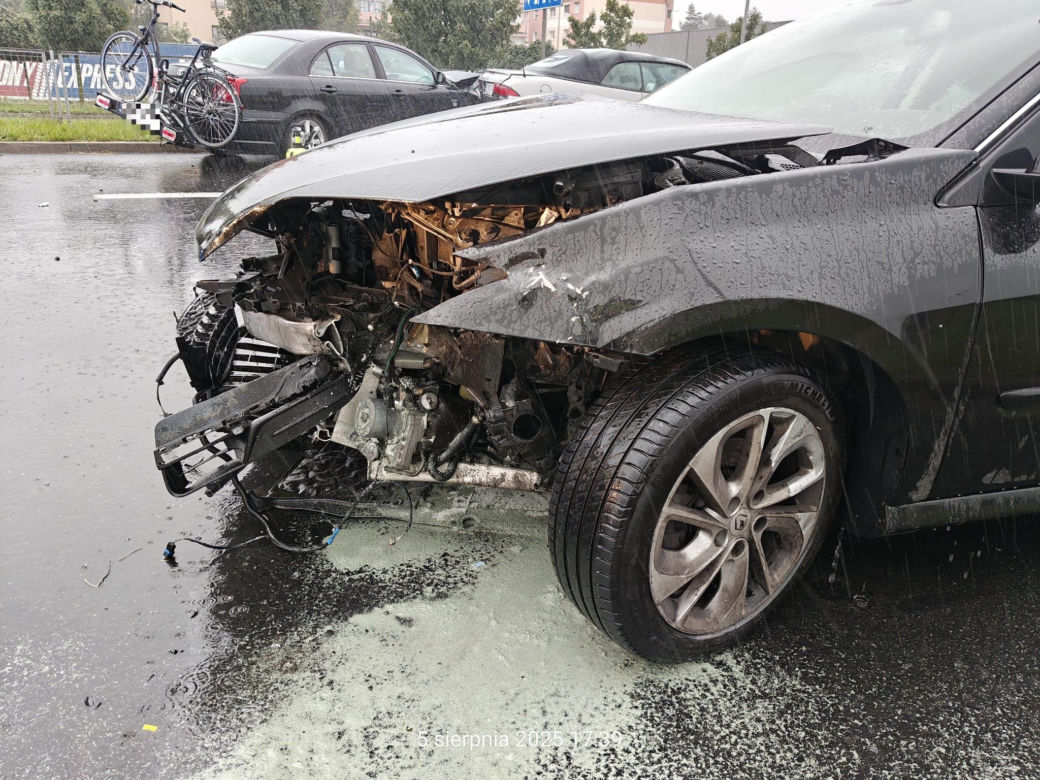 ​Karambol w deszczu przy wyjeździe z galerii handlowej w Lesznie 