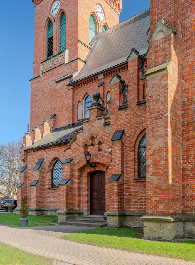 To miasto ma jeden z najpiękniejszych ratuszy w Małopolsce. Jego mieszkańcy od wieków są znani z wielkiej pobożności