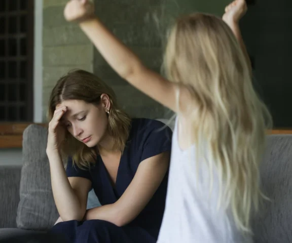 Najtrudniejsze w byciu rodzicem bywa... nasze dzieciństwo. Czemu? 