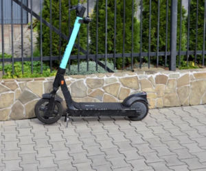 Nastolatka  spadła z elektrycznej hulajnogi.  Jak się okazało była nietrzeźwa!