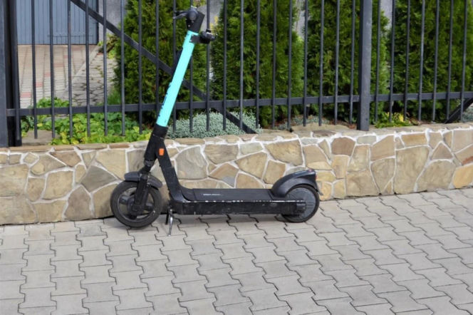 Nastolatka  spadła z elektrycznej hulajnogi.  Jak się okazało była nietrzeźwa!