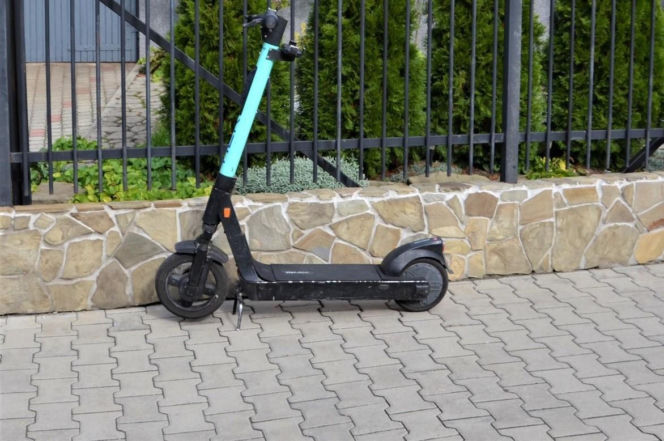 Nastolatka  spadła z elektrycznej hulajnogi.  Jak się okazało była nietrzeźwa!