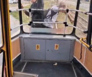 Uczepili się tramwaju i przejechali kilkaset metrów. Policja reaguje