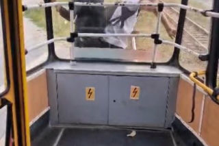Uczepili się tramwaju i przejechali kilkaset metrów. Policja reaguje