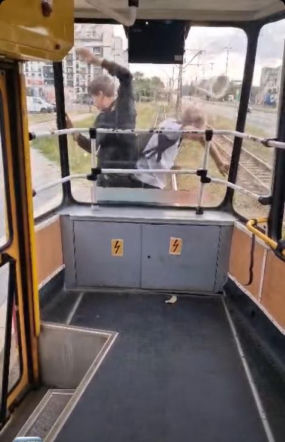 To mogło skończyć się tragedią. Nastolatkowie jechali uczepieni tramwaju!