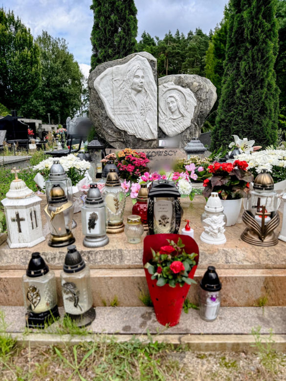 Mama 13-letniej Izy spoczęła obok swojej córki. Nigdy nie doczekała zatrzymania jej zabójcy
