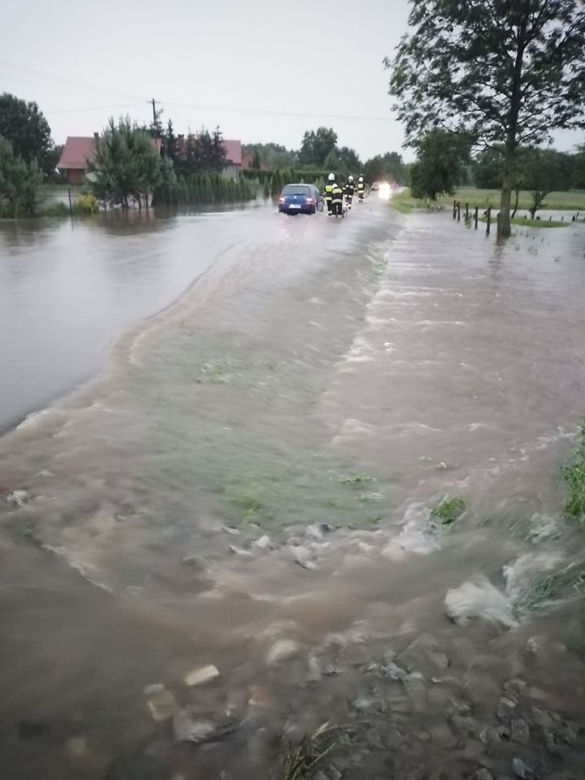 Cała wieś buduje wały przeciwpowodziowe