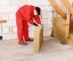 Docinanie płyt z wełny mineralnej pod kątem