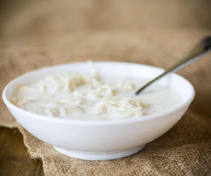 Zupa mleczna z makaronem – smak dzieciństwa w najprostszym wydaniu. Tylko 3 składniki!